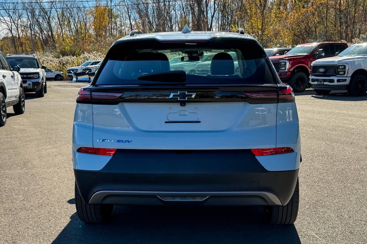 Used 2022 Chevrolet Bolt EUV LT w/ Convenience Package FWD image 4