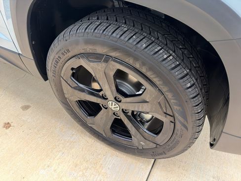 New 2026 Volkswagen Taos SE image 11