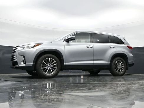 Used 2019 Toyota Highlander XLE AWD/4WD image 40