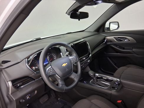 Used 2023 Chevrolet Traverse LT image 2