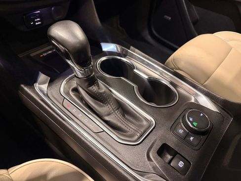 Used 2023 Chevrolet Traverse Premier FWD image 29