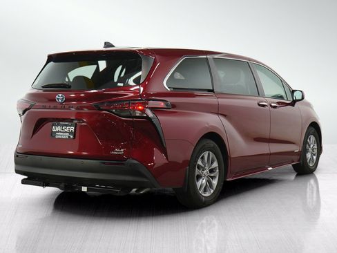 Used 2021 Toyota Sienna XLE AWD/4WD image 5