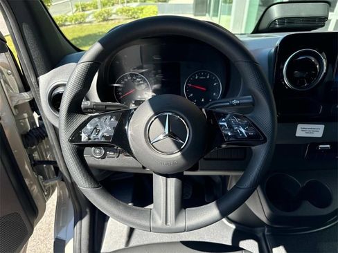 Used 2025 Mercedes-Benz Sprinter 2500 image 21