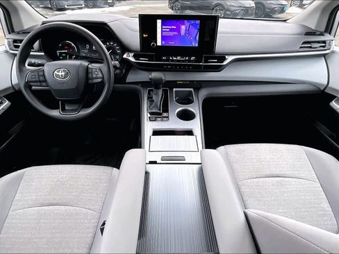 Used 2025 Toyota Sienna LE image 22