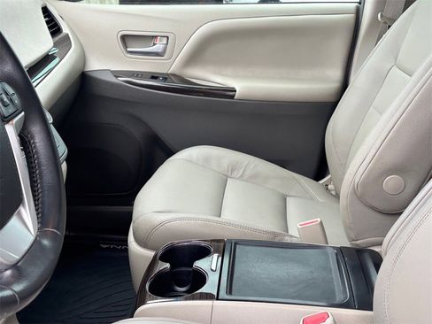Used 2017 Toyota Sienna XLE image 10
