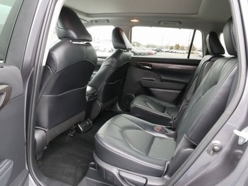 Used 2021 Toyota Highlander Platinum image 17