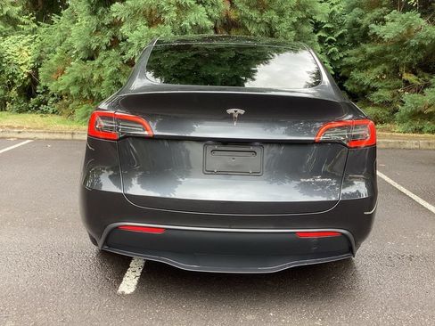 Used 2024 Tesla Model Y Long Range AWD/4WD image 18