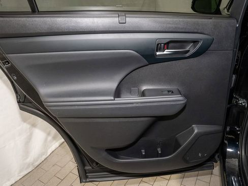 Used 2022 Toyota Highlander XLE image 12