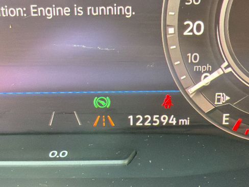 Used 2018 Volkswagen Tiguan SEL Premium w/ R-Line Package image 18