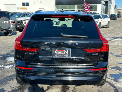 Used 2022 Volvo XC60 B5 Momentum w/ Climate Package image 5