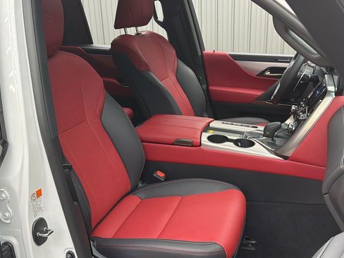 Used 2025 Lexus LX 700h F Sport image 34