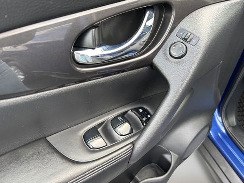 Used 2020 Nissan Rogue SV FWD image 22