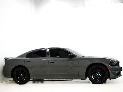 Used 2018 Dodge Charger SXT w/ Blacktop Package RWD image 4