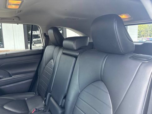 Used 2021 Toyota Highlander XLE FWD image 5