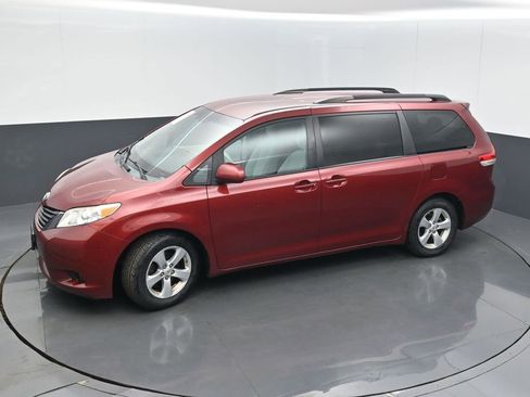 Used 2012 Toyota Sienna LE w/ Towing Pkg FWD image 34