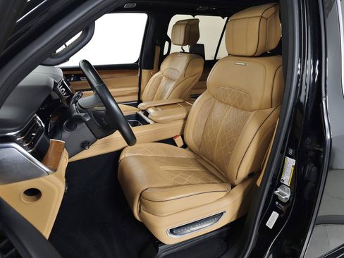 Used 2022 Jeep Grand Wagoneer Series III w/ Rear Seat Video Group 1 AWD/4WD image 19