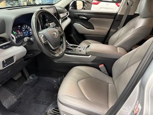 Used 2022 Toyota Highlander XLE AWD/4WD image 16