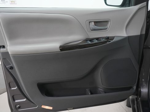 Used 2015 Toyota Sienna XLE image 22