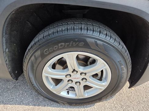 Used 2019 GMC Acadia SLE w/ LPO, Floor Liner Package FWD image 9