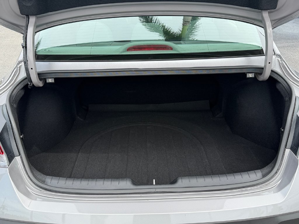 Used 2025 Hyundai Elantra SE FWD image 13