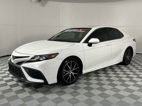 Used 2024 Toyota Camry SE w/ Convenience Package FWD image 4
