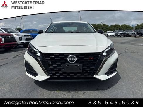 Used 2024 Nissan Altima 2.5 SR FWD image 2