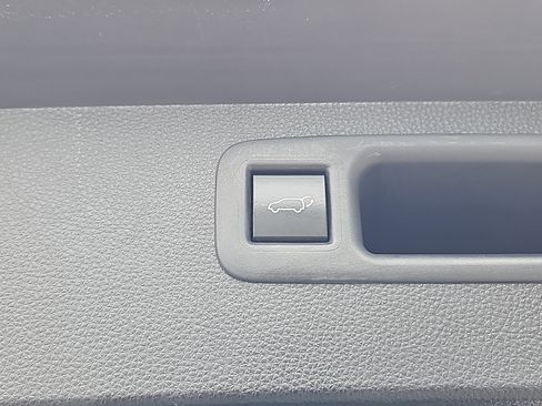 Used 2022 Toyota Highlander XLE AWD/4WD image 13