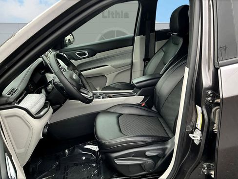 Used 2024 Jeep Compass Latitude image 17