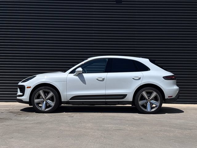 Certified 2024 Porsche Macan AWD/4WD image 2