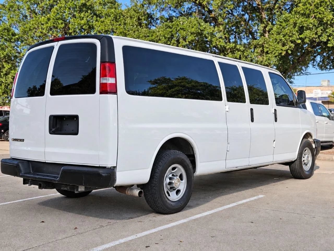 Used 2020 Chevrolet Express 2500 Extended RWD image 3