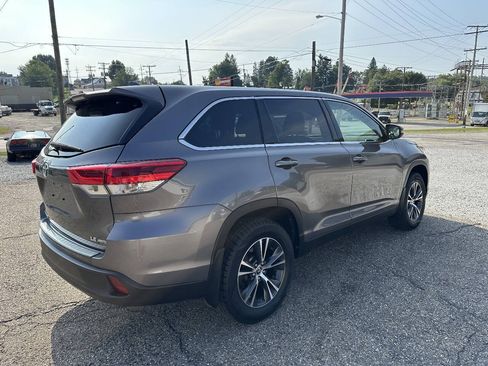 Used 2019 Toyota Highlander Plus AWD/4WD image 3