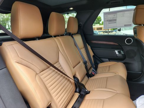 Used 2025 Land Rover Discovery Dynamic SE image 9