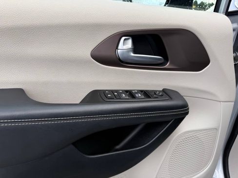 Used 2024 Chrysler Voyager LX FWD image 5