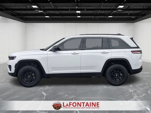 Used 2025 Jeep Grand Cherokee Laredo X w/ Luxury Tech Group I AWD/4WD image 2