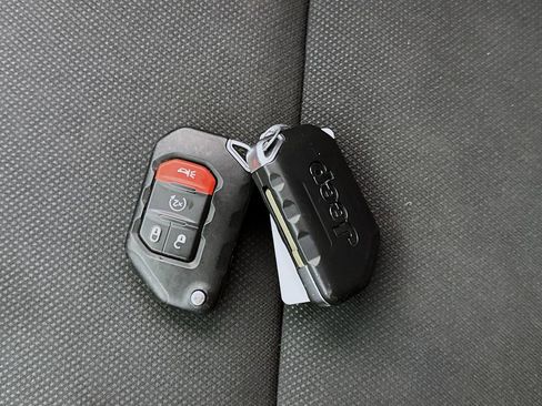 Used 2023 Jeep Wrangler Unlimited w/ Sun & Screen Package image 22