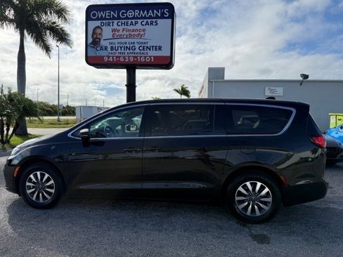 Used 2024 Chrysler Pacifica Limited image 1