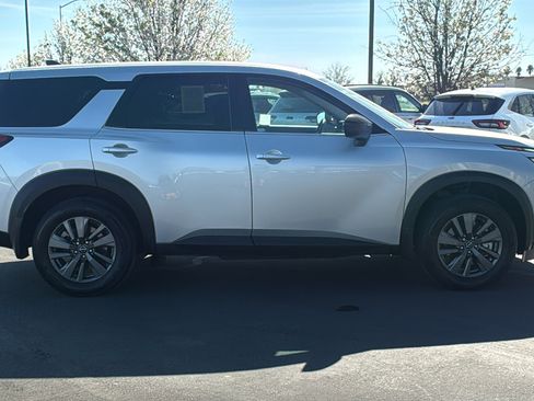 Used 2024 Nissan Pathfinder S image 2