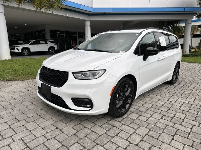 Used 2025 Chrysler Pacifica Limited FWD image 20