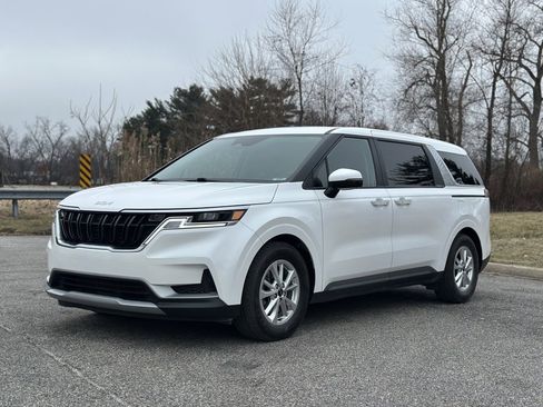 Used 2022 Kia Carnival LX image 3