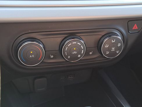 Used 2024 Chevrolet Trax RS w/ Sunroof Package image 21