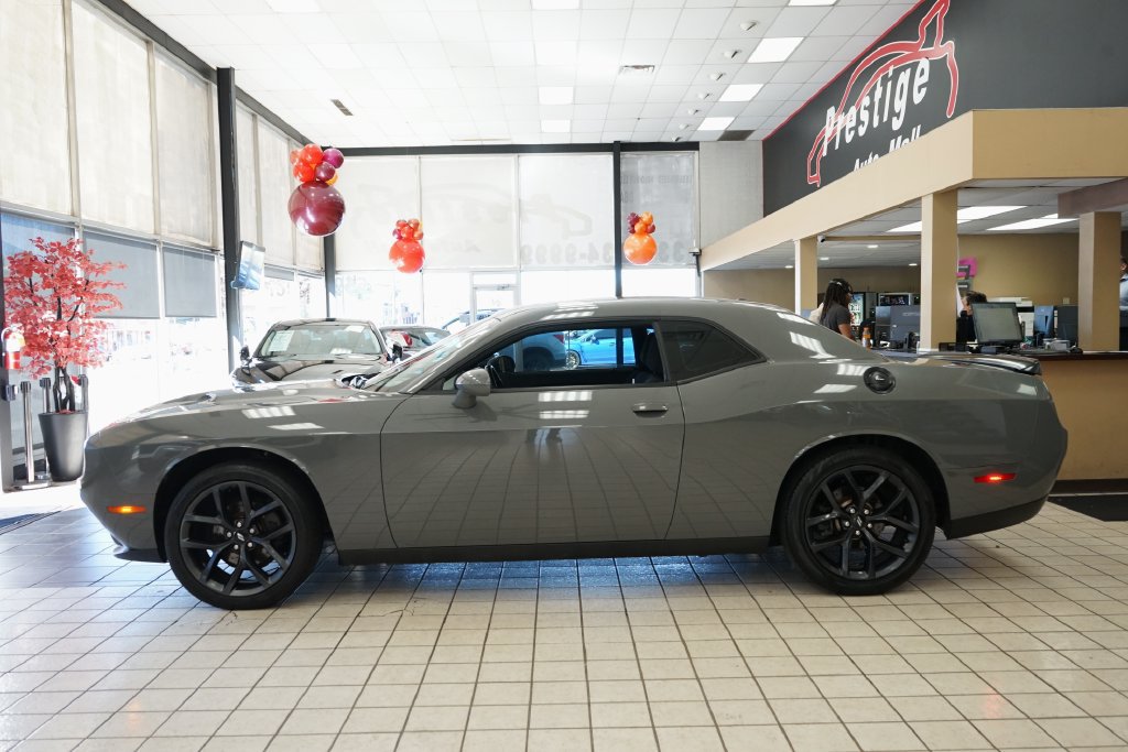 Used 2019 Dodge Challenger SXT w/ Blacktop Package RWD image 3