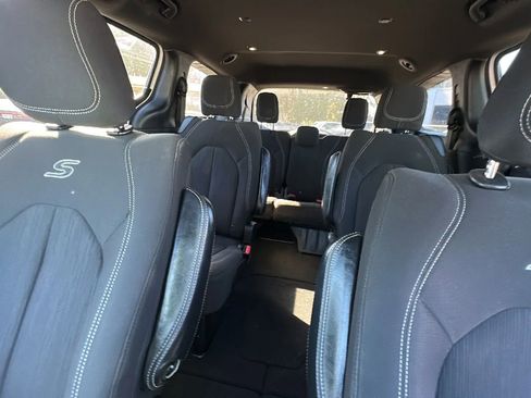 Used 2018 Chrysler Pacifica Touring Plus w/ S Appearance Package image 9
