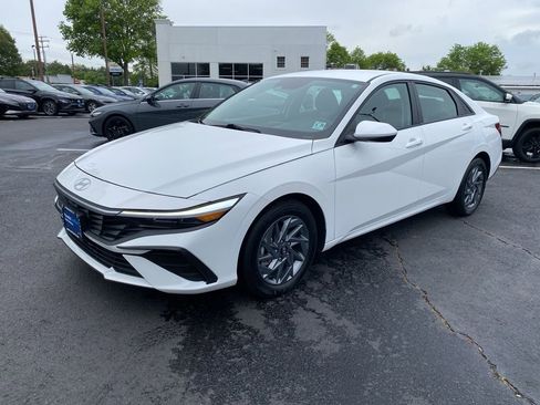 Certified 2024 Hyundai Elantra SEL FWD image 6