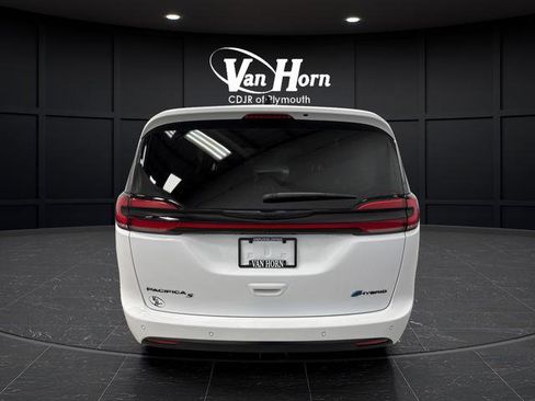 Used 2024 Chrysler Pacifica Select image 13