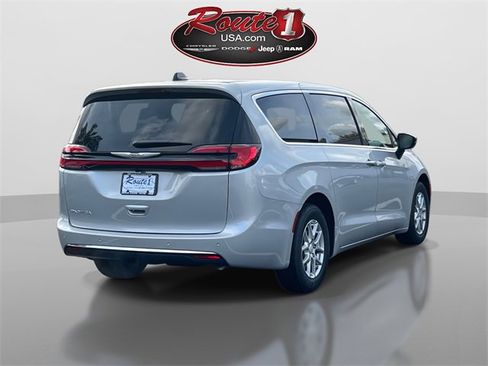 New 2026 Chrysler Pacifica Select image 5