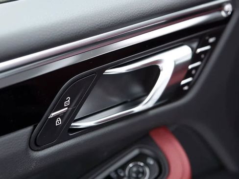 Certified 2025 Porsche Macan image 26