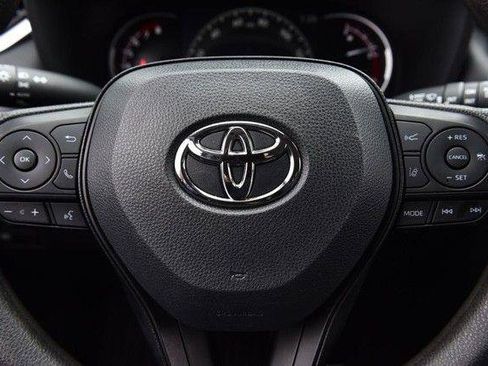 Used 2025 Toyota RAV4 XLE AWD/4WD image 18