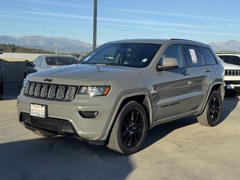 Used 2020 Jeep Grand Cherokee Altitude image 3