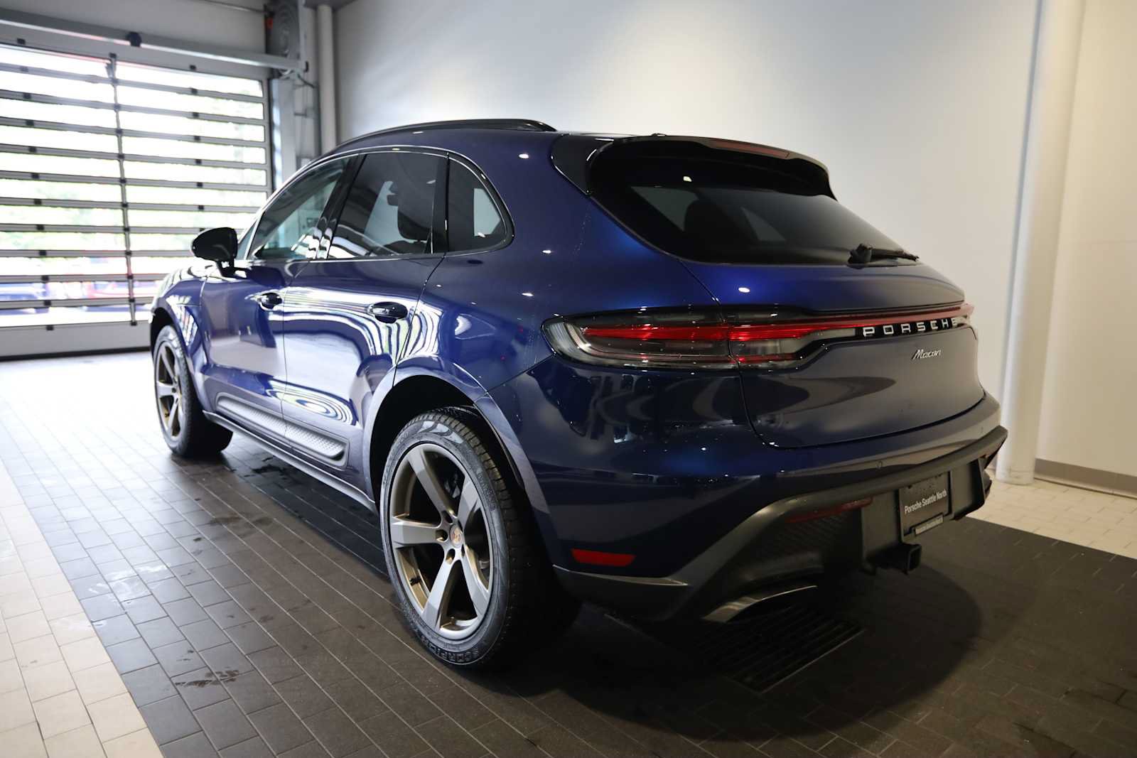 Used 2025 Porsche Macan AWD/4WD image 3