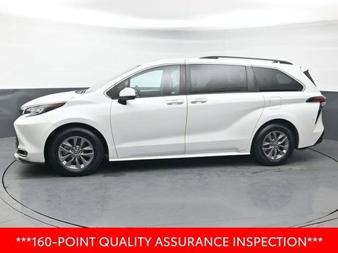 Used 2022 Toyota Sienna XLE image 2